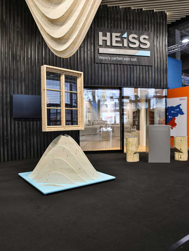 Hot Window Exhibition Stand, the flexibility of wood as suspended folds