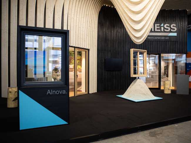 Hot Window Exhibition Stand, the flexibility of wood as suspended folds