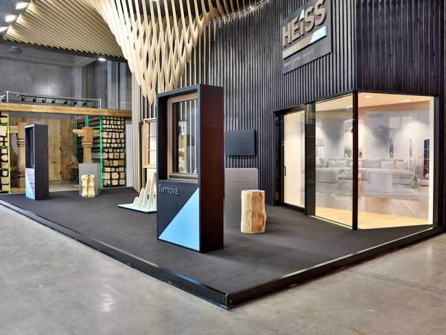 Hot Window Exhibition Stand, the versatility of wood as suspended folds