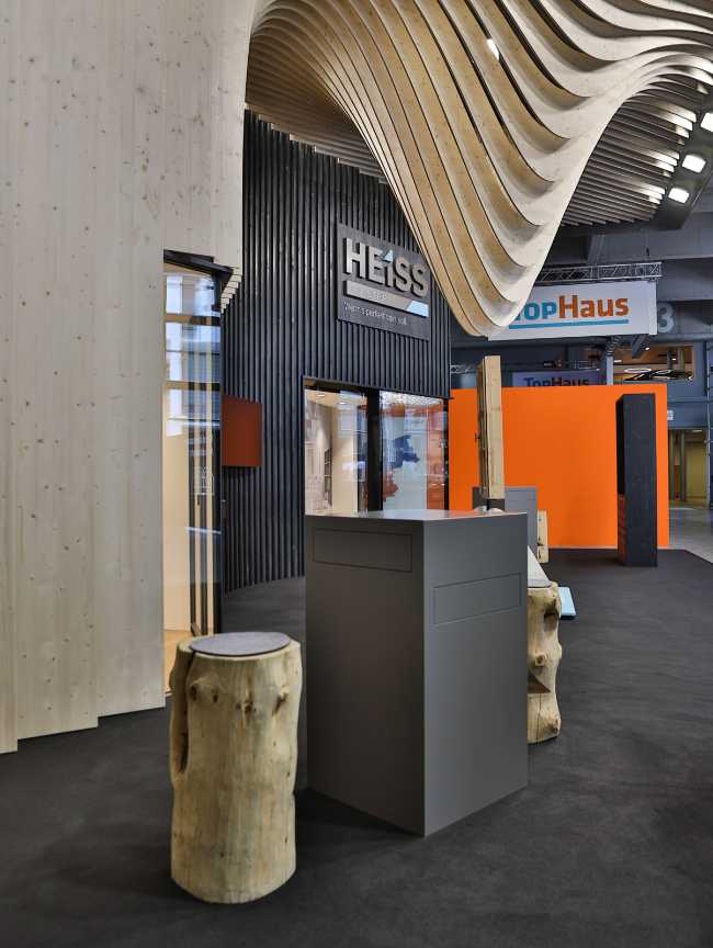 Hot Window Exhibition Stand, the flexibility of wood as suspended folds