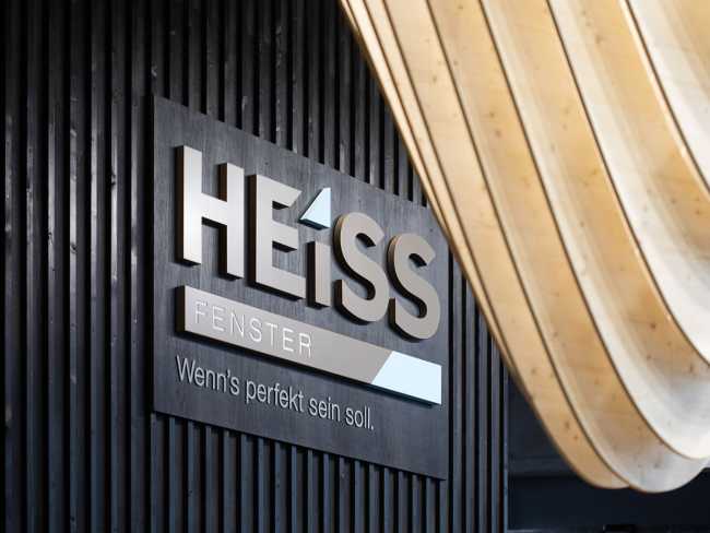 Hot Window Exhibition Stand, the flexibility of wood as suspended folds