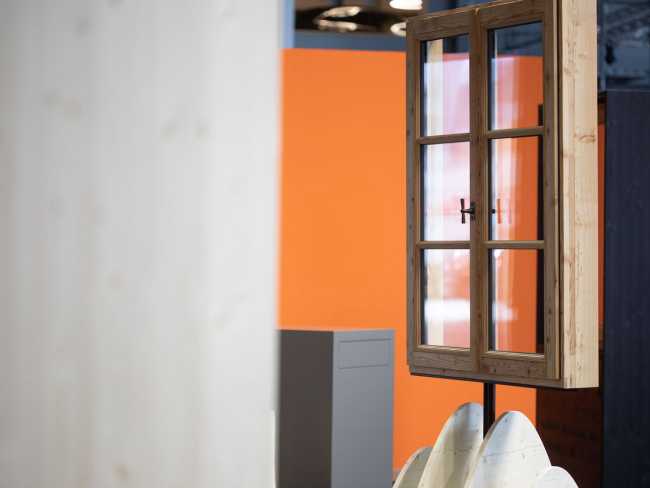 Hot Window Exhibition Stand, the versatility of wood as suspended folds