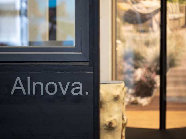 Hot Window Exhibition Stand, the flexibility of wood as suspended folds