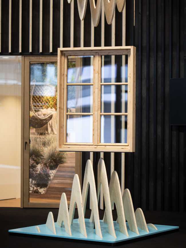 Hot Window Exhibition Stand, the flexibility of wood as suspended folds