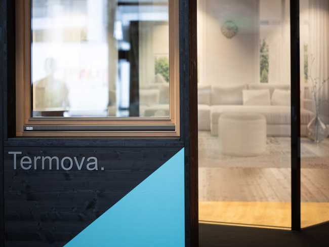 Hot Window Exhibition Stand, the flexibility of wood as suspended folds