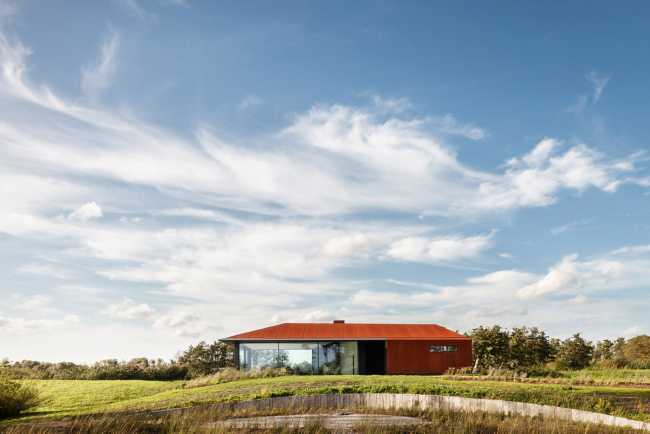 Daylight Dyke House, elegant and contemporary, melds with the Dutch landscape