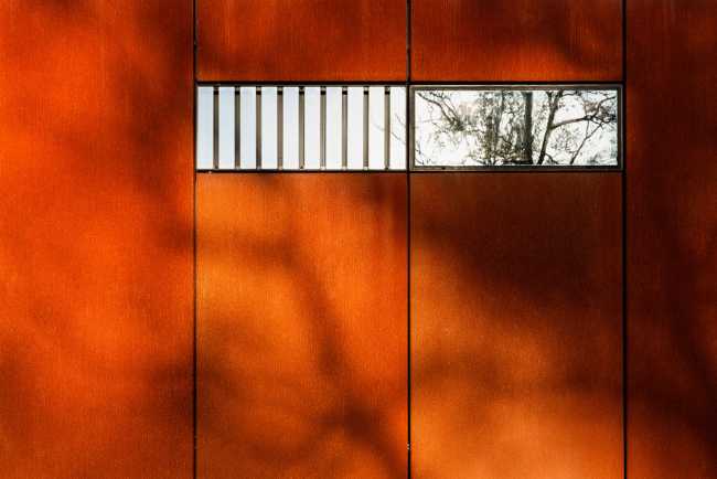 Daylight Dyke House, elegant and contemporary, melds with the Dutch landscape