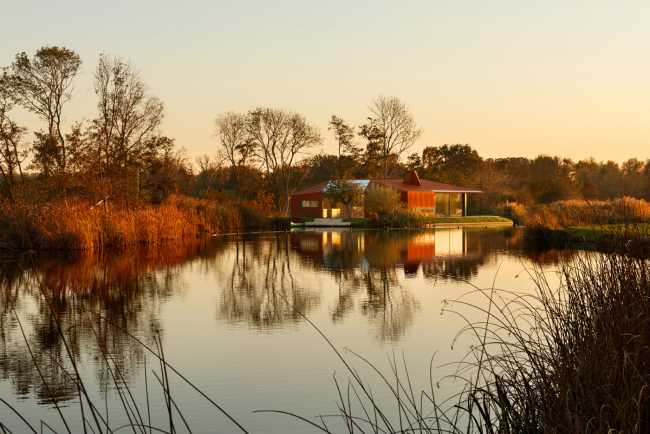 Daylight Dyke House, elegant and contemporary, melds with the Dutch landscape