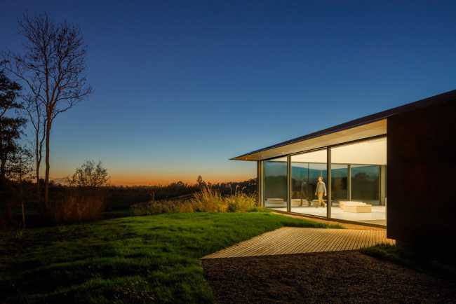 Daylight Dyke House, elegant and contemporary, melds with the Dutch landscape