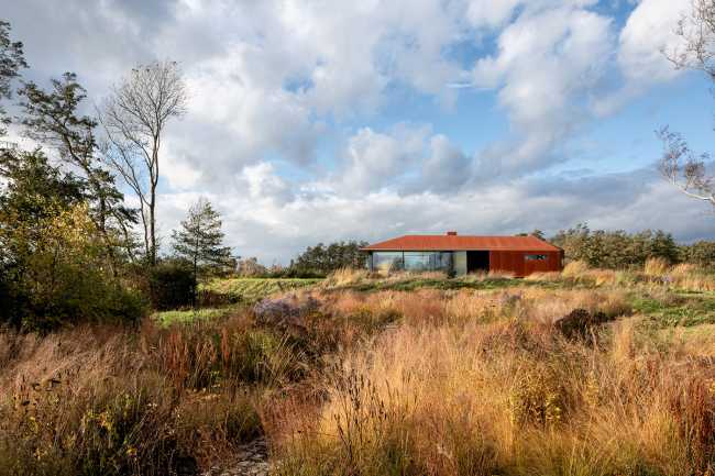 Daylight Dyke House, elegant and contemporary, melds with the Dutch landscape