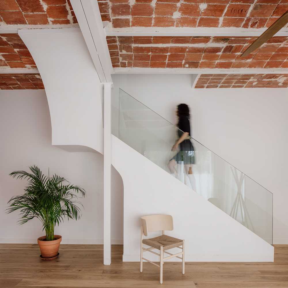 L’architettura si spoglia e rivela la bellezza del passato a Casa Cientoonce