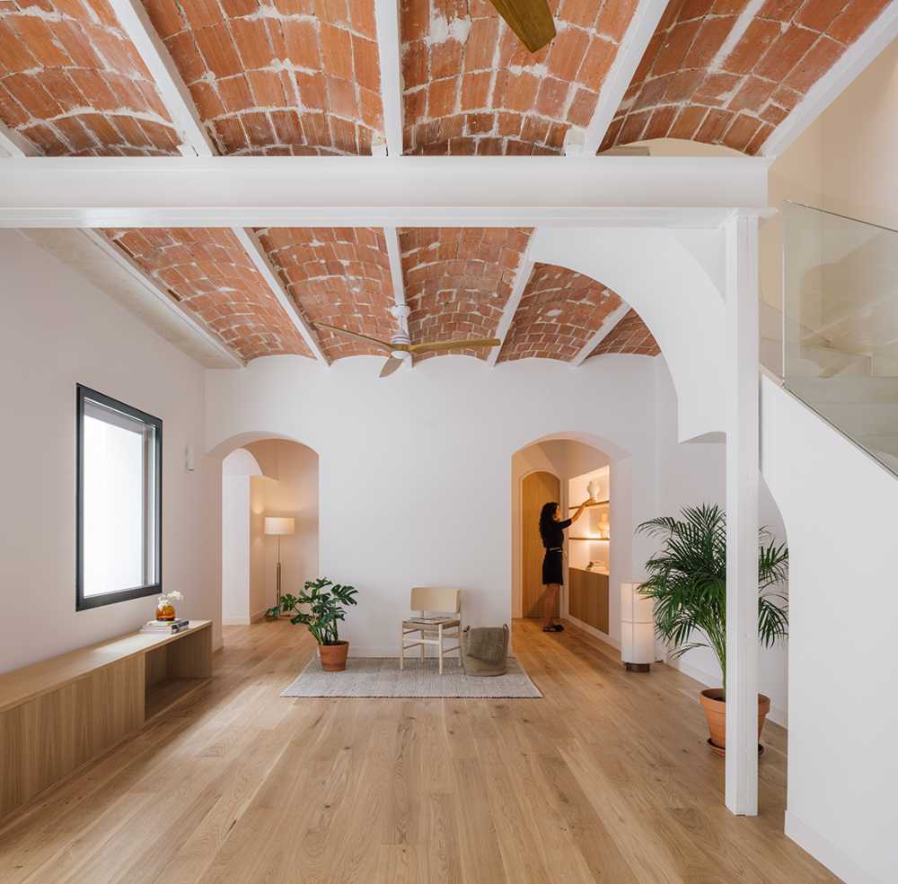 L’architettura si spoglia e rivela la bellezza del passato a Casa Cientoonce