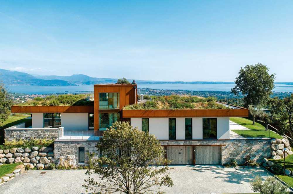 L'ancien olivier est l'âme de la maison. Le paysage et l'architecture créent un équilibre parfait