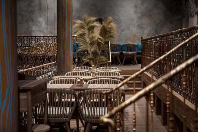 Diseño de interiores donde cada elemento coexiste en armonía. El restaurante Nikos en Odessa