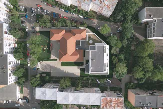 Ursuletul Nursery: un espacio amplio y luminoso, libre de los clichés de las estructuras para la infancia