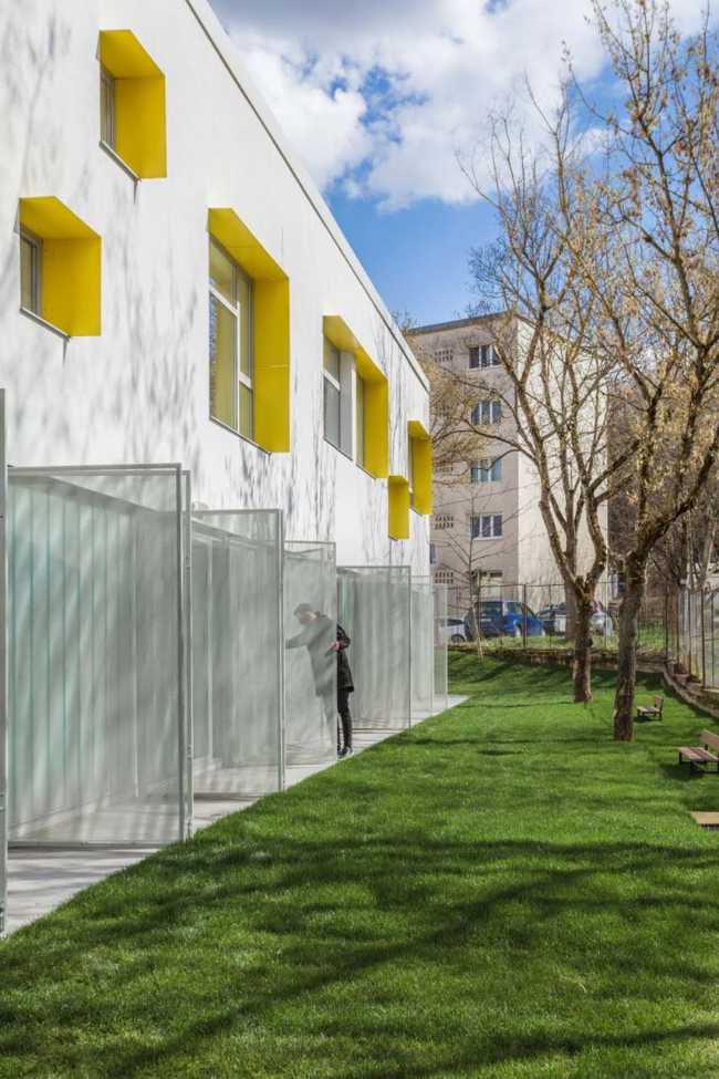 Ursuletul Nursery: un espacio amplio y luminoso, libre de los clichés de las estructuras para la infancia