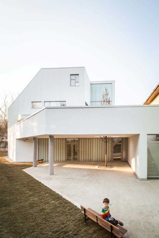 Ursuletul Nursery: un espacio amplio y luminoso, libre de los clichés de las estructuras para la infancia