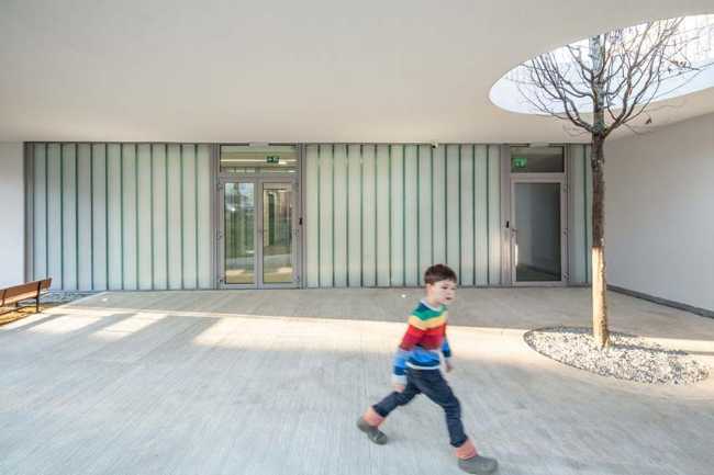 Ursuletul Nursery: un espacio amplio y luminoso, libre de los clichés de las estructuras para la infancia