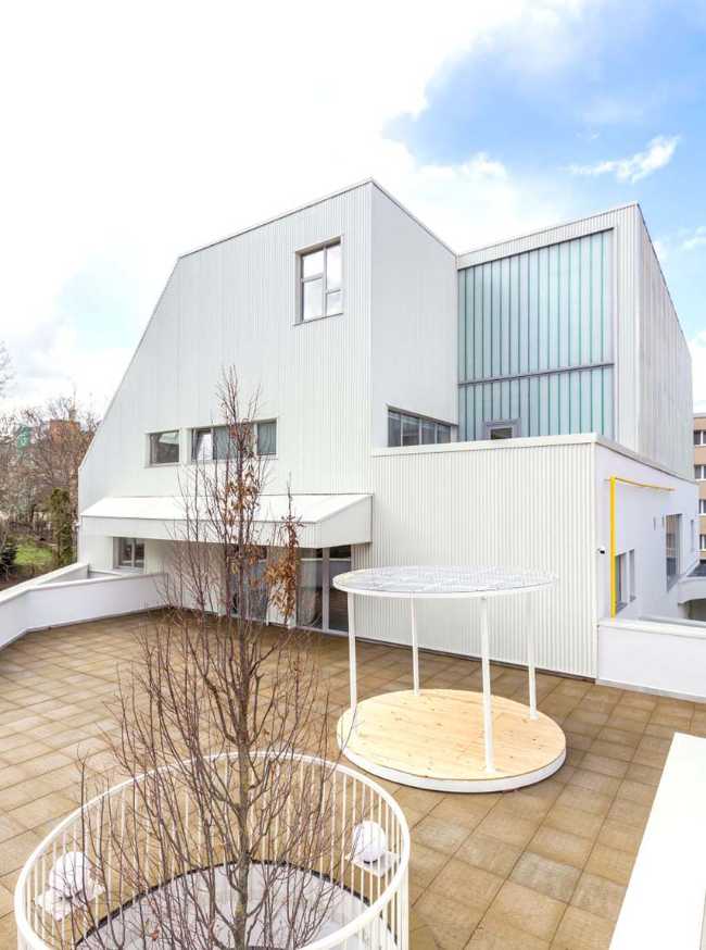 Ursuletul Nursery: un espacio amplio y luminoso, libre de los clichés de las estructuras para la infancia