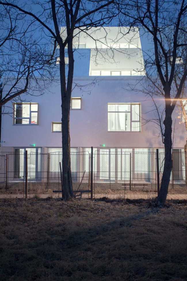 Ursuletul Nursery: un espacio amplio y luminoso, libre de los clichés de las estructuras para la infancia