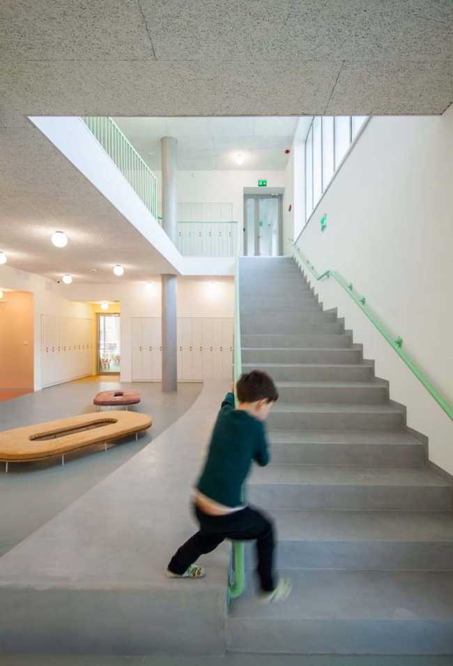 Ursuletul Nursery: un espacio amplio y luminoso, libre de los clichés de las estructuras para la infancia