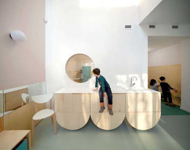 Ursuletul Nursery: un espacio amplio y luminoso, libre de los clichés de las estructuras para la infancia