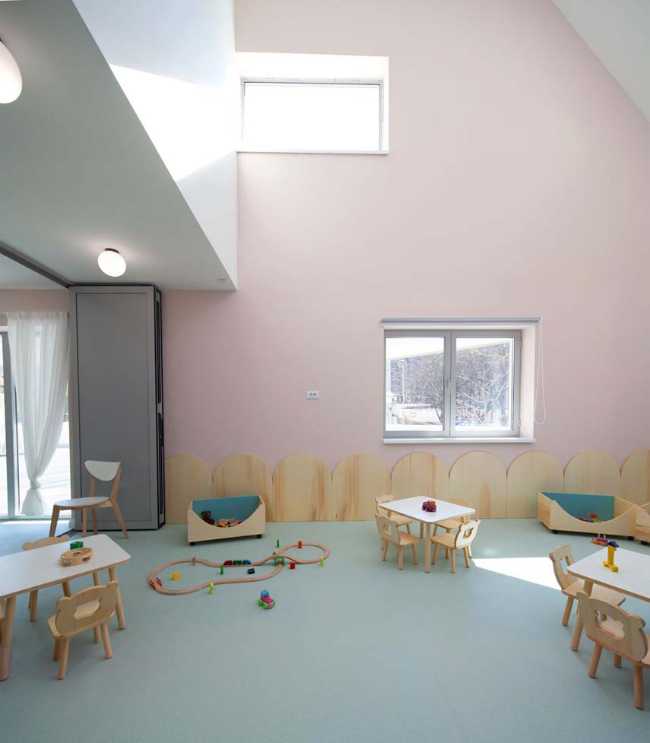 Ursuletul Nursery: un espacio amplio y luminoso, libre de los clichés de las estructuras para la infancia