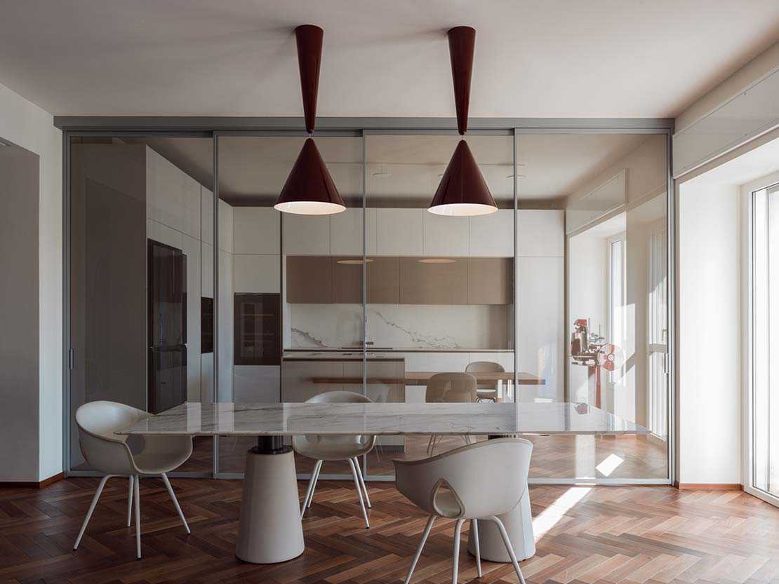 Interior a Milano. Uno spazio equilibrato ed elegante che si articola attorno alle Due Diabolos protagoniste