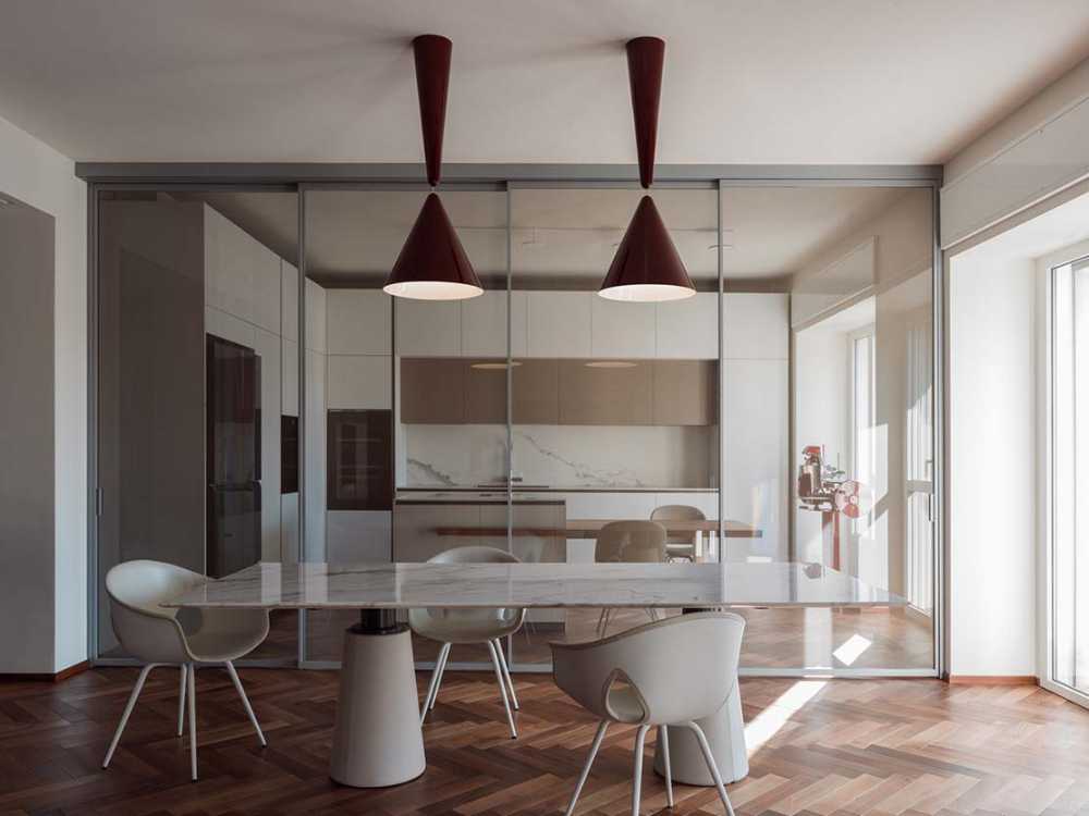 Interior en Milán. Un espacio equilibrado y elegante centrado en los Dos Diabolos como puntos focales