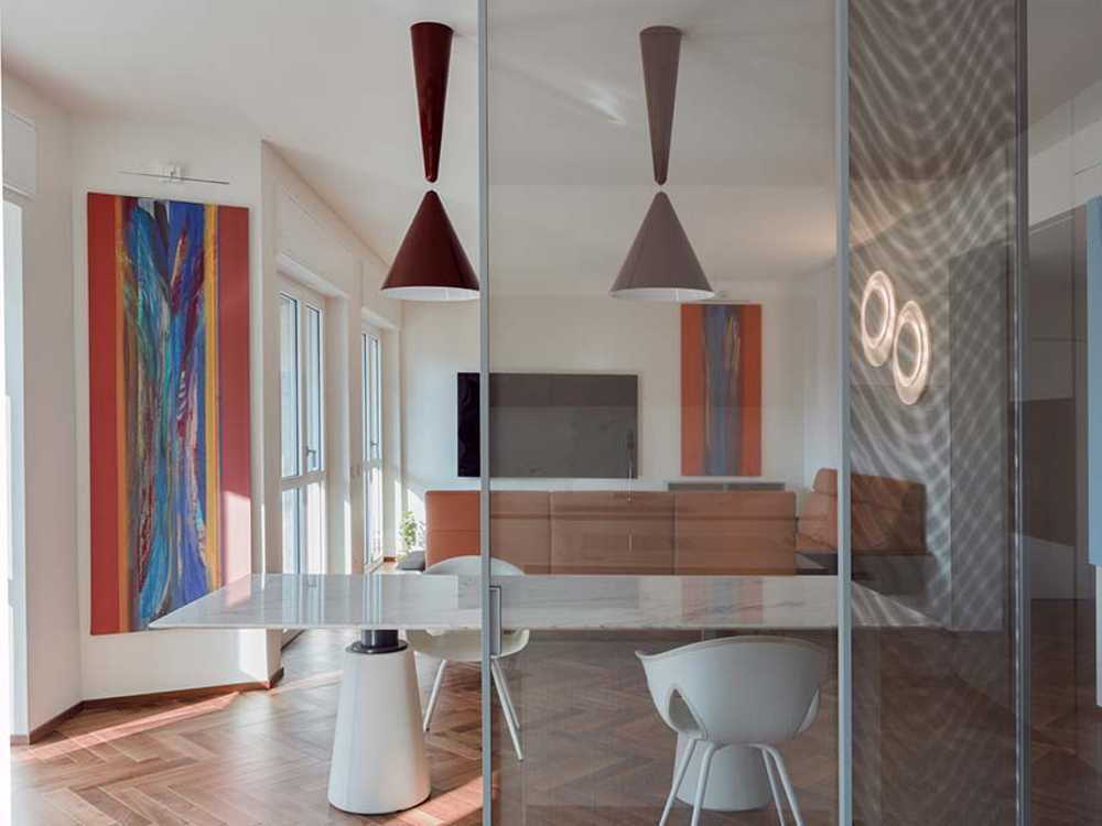 Interior en Milán. Un espacio equilibrado y elegante centrado en los Dos Diabolos como puntos focales