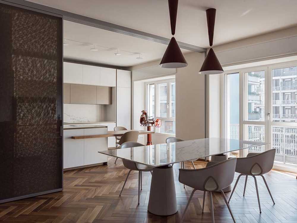 Interior en Milán. Un espacio equilibrado y elegante centrado en los Dos Diabolos como puntos focales