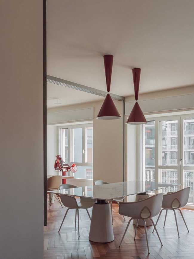 Interior a Milano. Uno spazio equilibrato ed elegante che si articola attorno alle Due Diabolos protagoniste