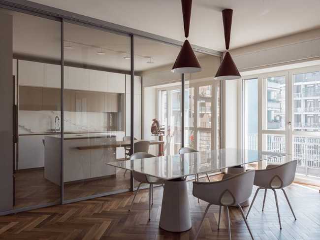 Interior a Milano. Uno spazio equilibrato ed elegante che si articola attorno alle Due Diabolos protagoniste