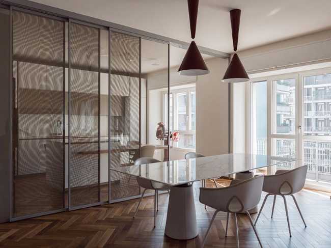 Interior a Milano. Uno spazio equilibrato ed elegante che si articola attorno alle Due Diabolos protagoniste