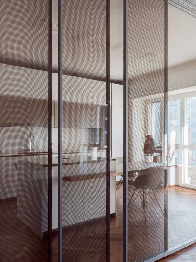 Interior a Milano. Uno spazio equilibrato ed elegante che si articola attorno alle Due Diabolos protagoniste