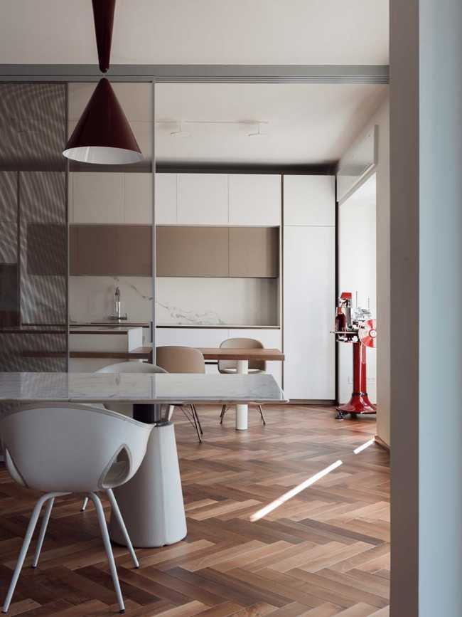 Interior a Milano. Uno spazio equilibrato ed elegante che si articola attorno alle Due Diabolos protagoniste