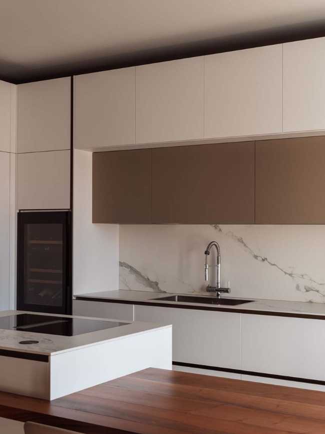 Interior a Milano. Uno spazio equilibrato ed elegante che si articola attorno alle Due Diabolos protagoniste