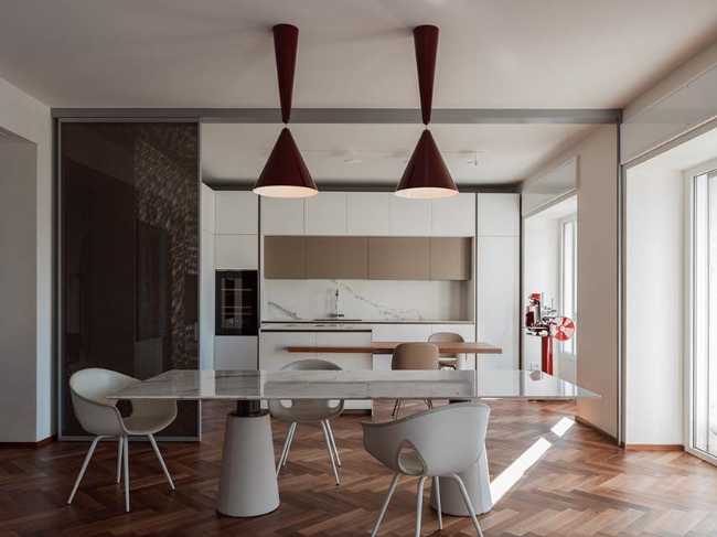 Interior a Milano. Uno spazio equilibrato ed elegante che si articola attorno alle Due Diabolos protagoniste