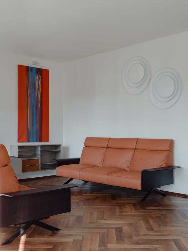 Interior a Milano. Uno spazio equilibrato ed elegante che si articola attorno alle Due Diabolos protagoniste