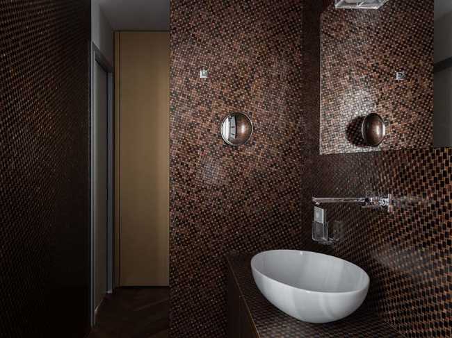 Interior a Milano. Uno spazio equilibrato ed elegante che si articola attorno alle Due Diabolos protagoniste