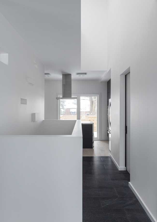 Formal simplicity of Albers House as a remedy to a cluttered environment: an example of a home that inspires optimism
