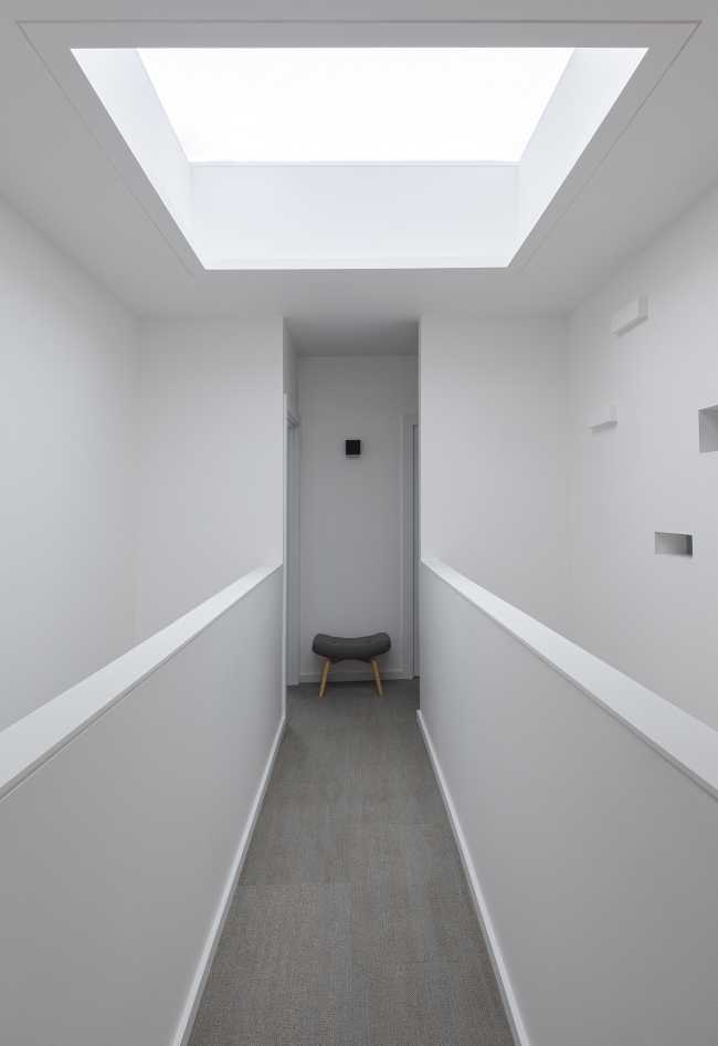 Formal simplicity of Albers House as a remedy to a cluttered environment: an example of a home that inspires optimism