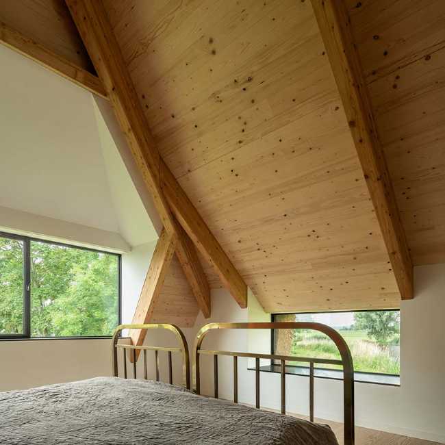 Discover how an amazing fissure transforms the original structure - Dike House