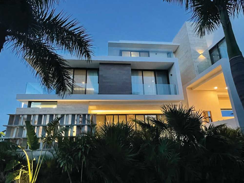 Amplios espacios y ambiente suavizado por los materiales en Casa PC145 en el Caribe.