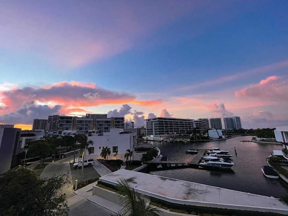 Ampi spazi e atmosfera ammorbidita dai materiali a Casa PC145 nei Caraibi