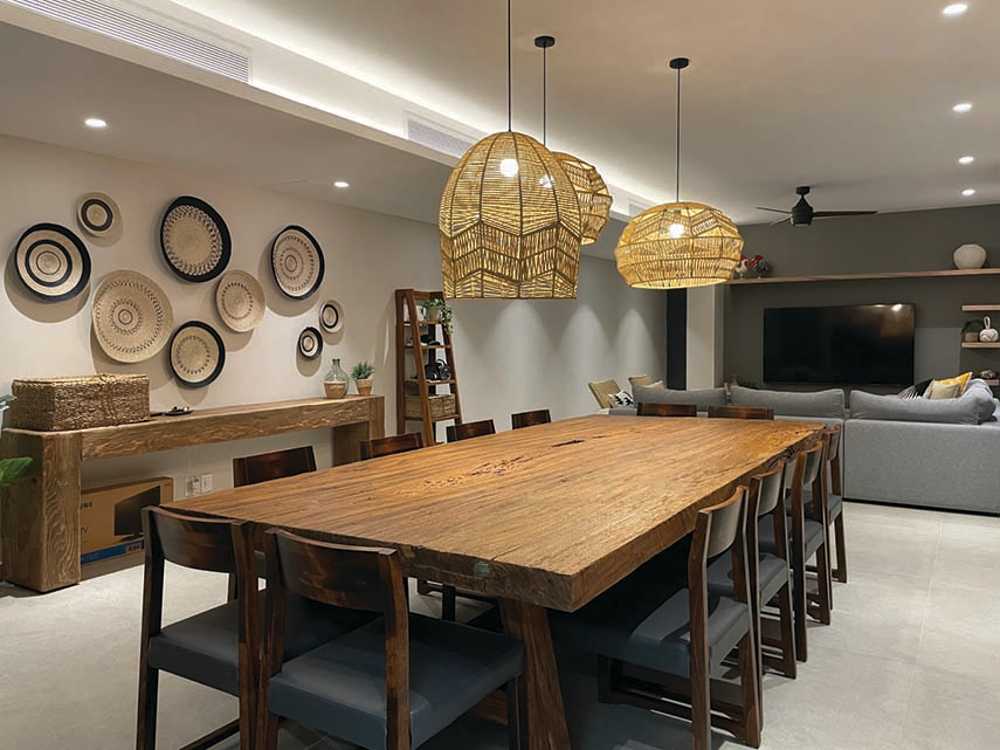 Ampi spazi e atmosfera ammorbidita dai materiali a Casa PC145 nei Caraibi