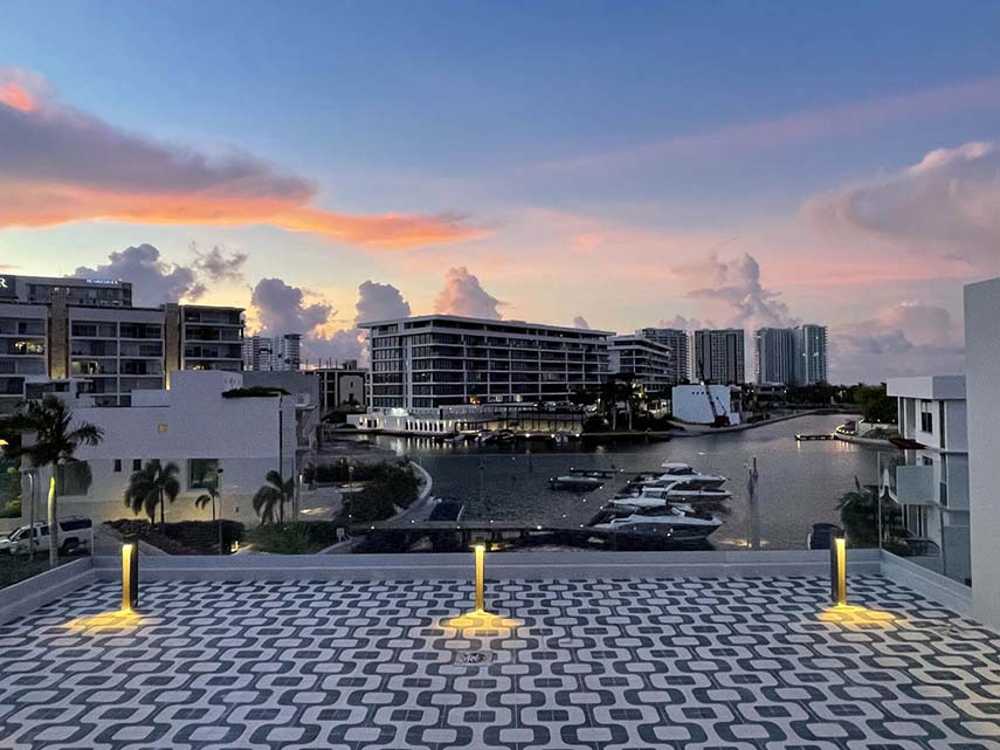 Ampi spazi e atmosfera ammorbidita dai materiali a Casa PC145 nei Caraibi