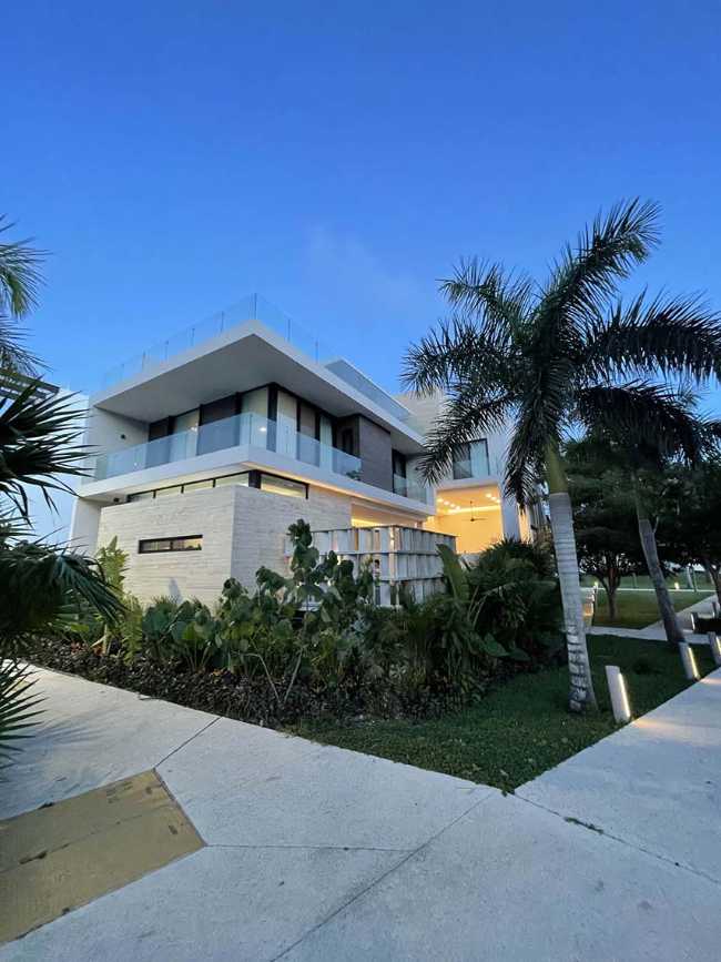 Ampi spazi e atmosfera ammorbidita dai materiali a Casa PC145 nei Caraibi