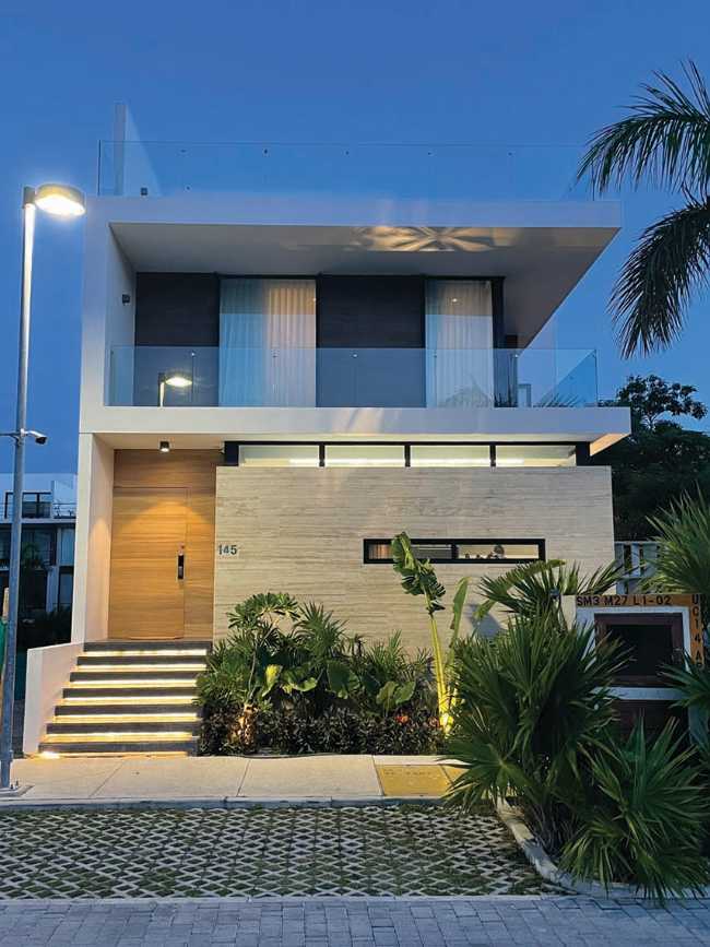 Ampi spazi e atmosfera ammorbidita dai materiali a Casa PC145 nei Caraibi