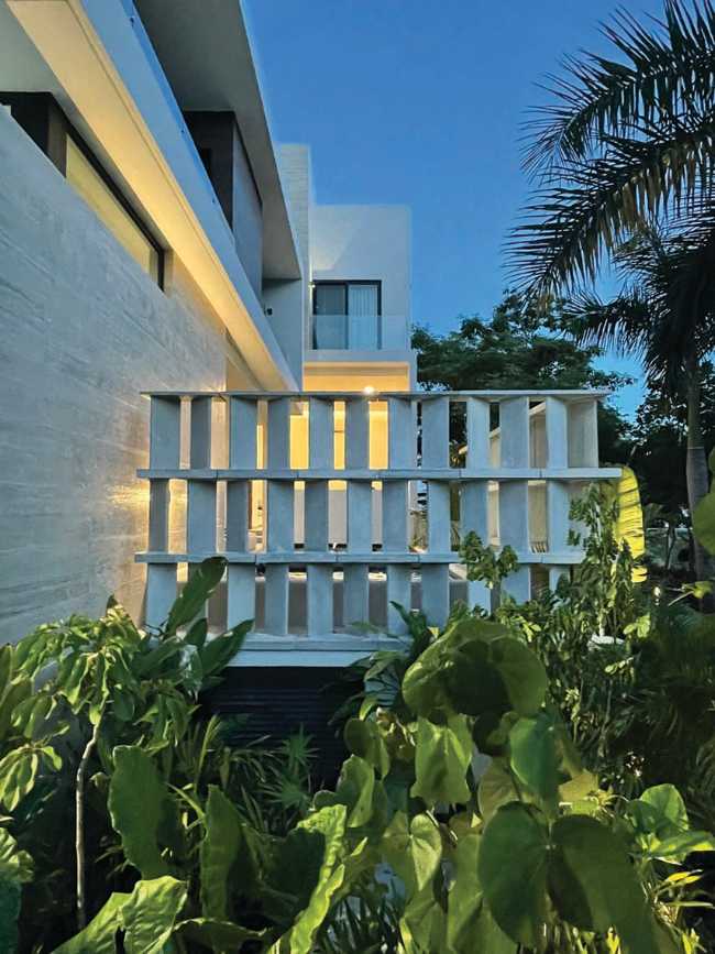 Ampi spazi e atmosfera ammorbidita dai materiali a Casa PC145 nei Caraibi